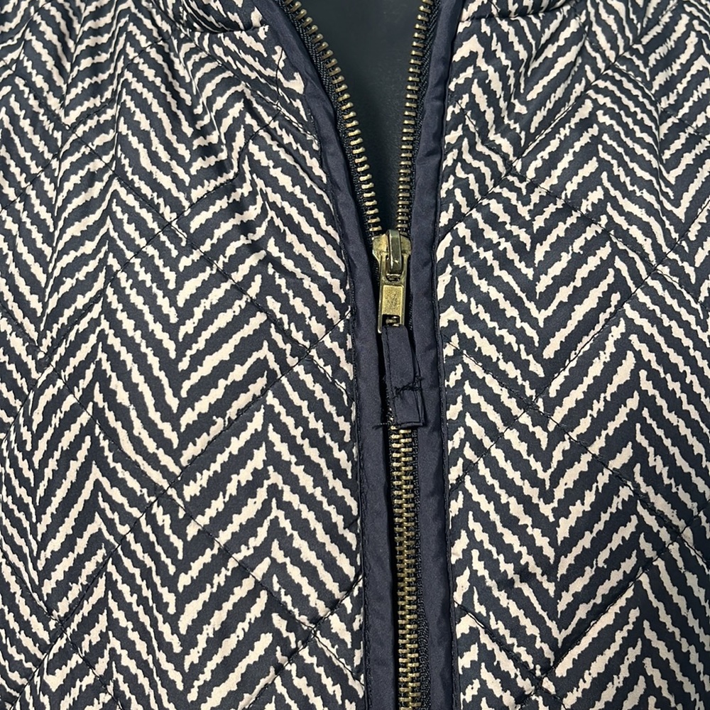 • Dry Goods Chevron Vest Black and White - Picture 8 of 13